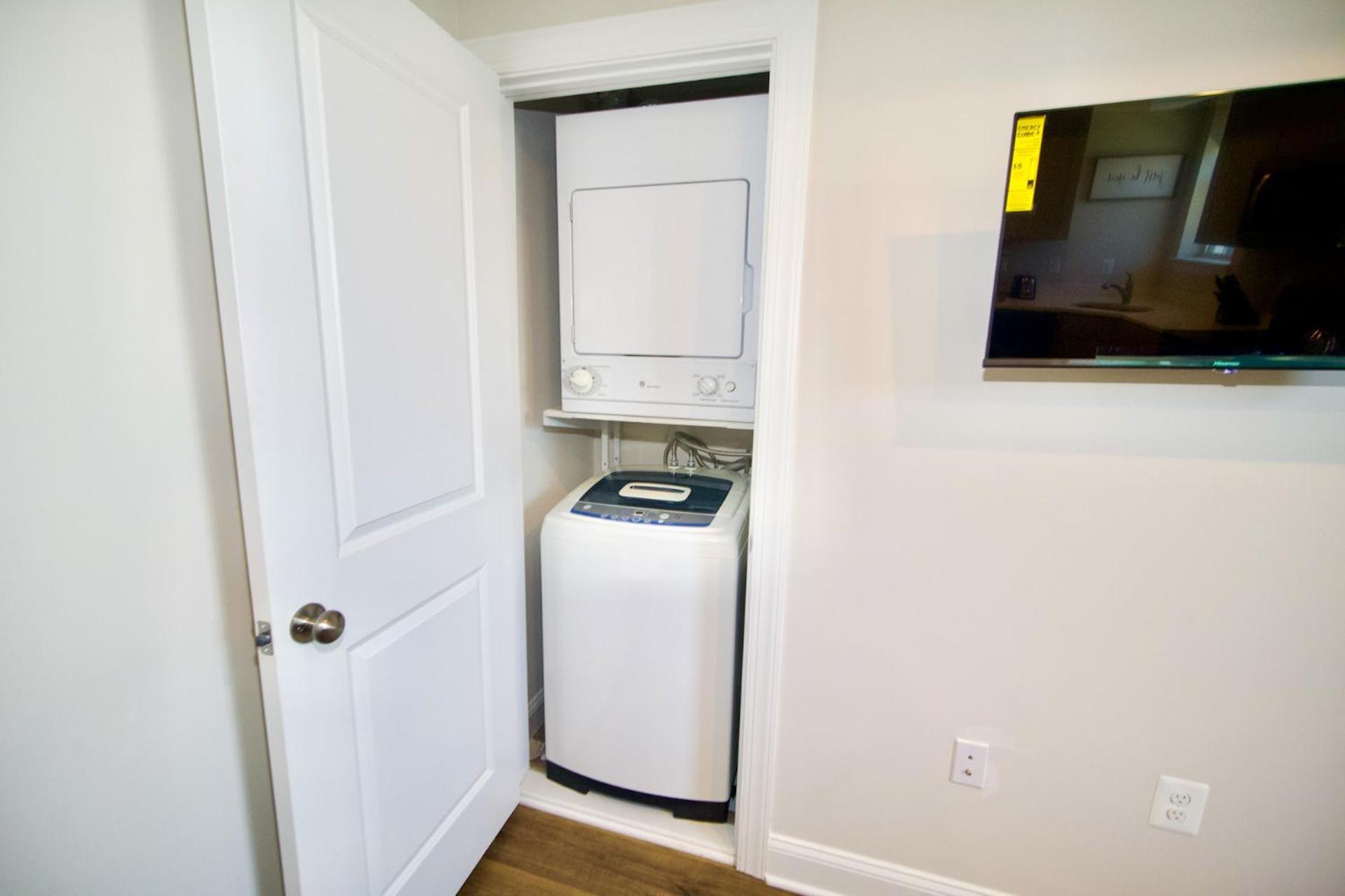 The Vianny:petite Modern Apartment Washington